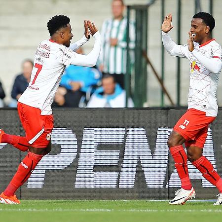 Eric Ramires e Helinho, do Red Bull Bragantino, comemoram gol marcado contra o Grêmio pelo Campeonato Brasileiro