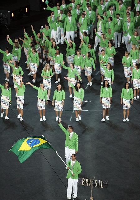 13 de agosto de 2004: O porta-bandeira Torben Grael lidera a equipe do Brasil durante a cerimônia de abertura dos Jogos Olímpicos de 2004 no Estádio Olímpico do Complexo Esportivo, em Atenas, Grécia.