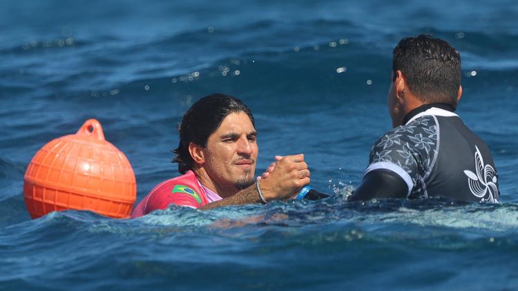 Gabriel Medina comemora com o seu treinador a classificação à semifinal