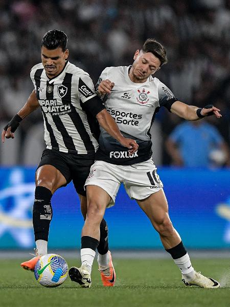 Danilo Barbosa disputa bola com Rodrigo Garro no Botafogo x Corinthians - Thiago Ribeiro/AGIF