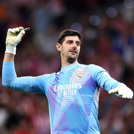 Courtois pega isqueiro no gramado durante jogo entre Atlético de Madri e Real Madrid pelo Campeonato Espanhol - Florencia Tan Jun/Getty Images