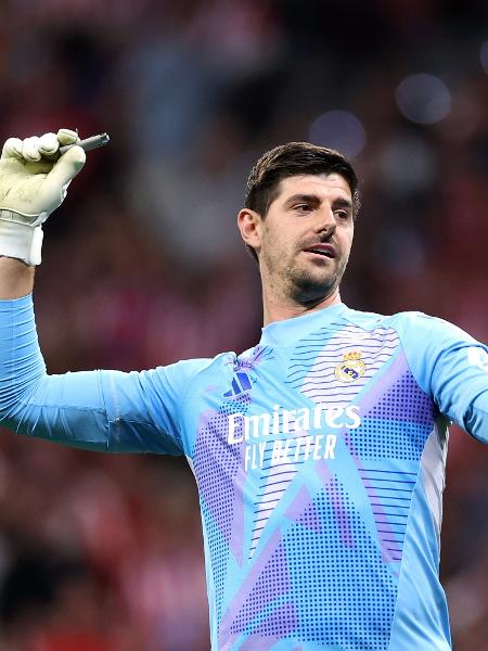 Courtois pega isqueiro no gramado durante jogo entre Atlético de Madri e Real Madrid pelo Campeonato Espanhol Courtois pega isqueiro no gramado durante jogo entre Atlético de Madri e Real Madrid pelo Campeonato Espanhol