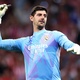 Courtois pega isqueiro no gramado durante jogo entre Atlético de Madri e Real Madrid pelo Campeonato Espanhol