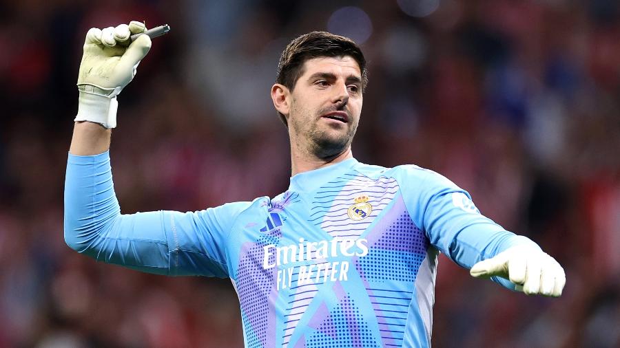 Courtois pega isqueiro no gramado durante jogo entre Atlético de Madri e Real Madrid pelo Campeonato Espanhol