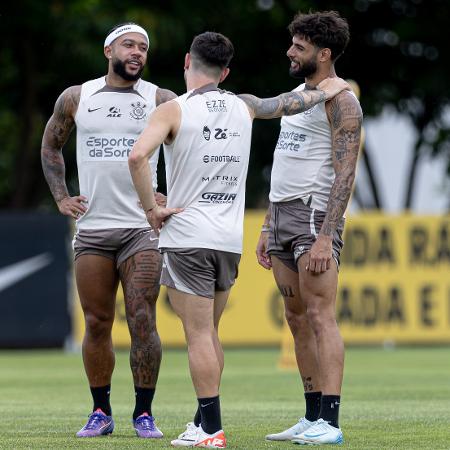 Memphis Depay, Rodrigo Garro, Yuri Alberto conversam durante treino deste sábado (7) - Rodrigo Coca/Agência Corinthians