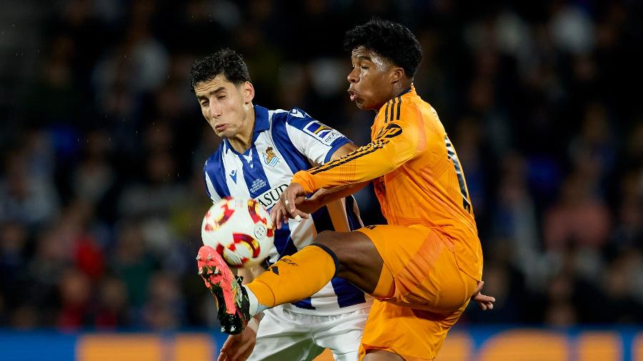 Endrick, do Real Madrid, e Aguerd, da Real Sociedad, disputam a bola durante confronto da Copa do Rei Endrick, do Real Madrid, e Aguerd, da Real Sociedad, disputam a bola durante confronto da Copa do Rei