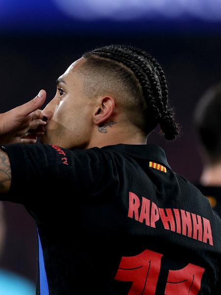Raphinha comemora gol marcado pelo Barcelona contra o Benfica, na Champions League