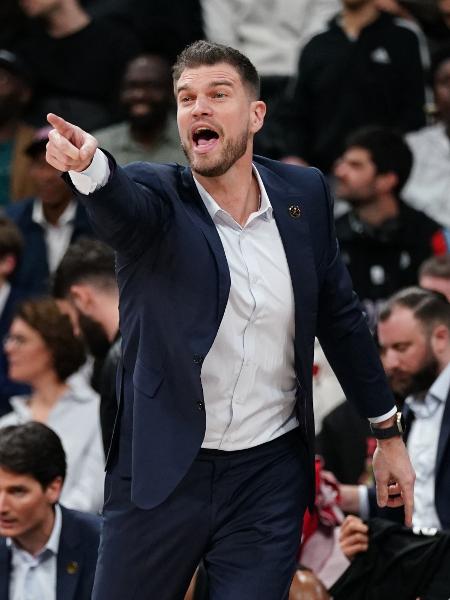 Tiago Splitter durante jogo entre Paris e Olympiacos, pela EuroLeague de basquete Tiago Splitter durante jogo entre Paris e Olympiacos, pela EuroLeague de basquete