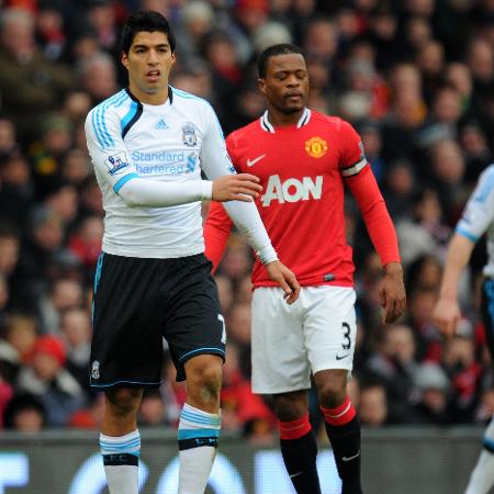 Evra e Luis Suárez em ação durante jogo entre Manchester United e Liverpool - Matthew Ashton/Corbis via Getty Images