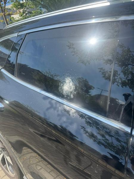 Marca de tiro na janela do carro de Rossi, goleiro do Flamengo Marca de tiro na janela do carro de Rossi, goleiro do Flamengo