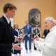 Nº 1 do tênis visita Leão 14 no Vaticano e presenteia o papa com raquete