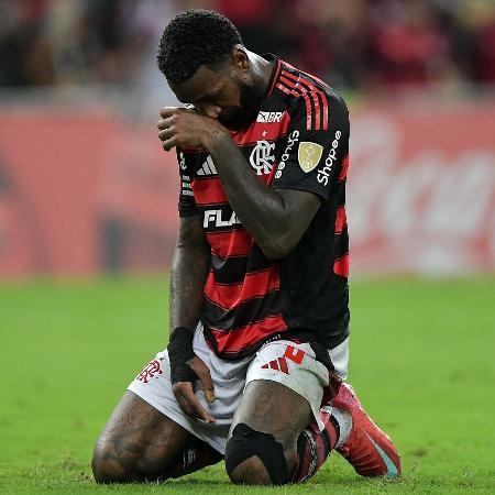 Gerson se lamenta durante Flamengo x Táchira, duelo da Libertadores - Thiago Ribeiro/AGIF