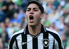 Jair comemora primeiro gol como profissional no Botafogo