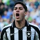 Jair comemora primeiro gol como profissional no Botafogo