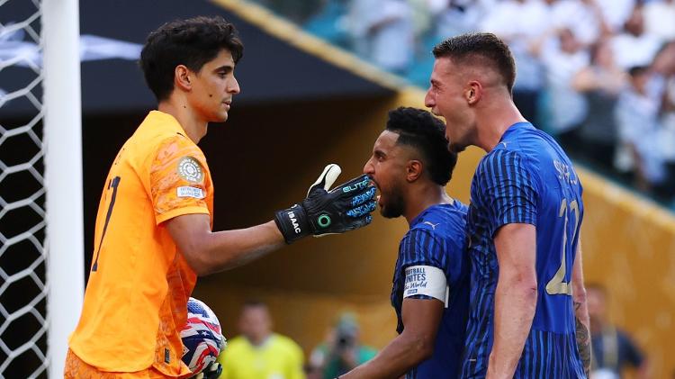 Bono, do Al-Hilal, defendeu pênalti contra o Real Madrid em partida do Mundial Bono, do Al-Hilal, defendeu pênalti contra o Real Madrid em partida do Mundial