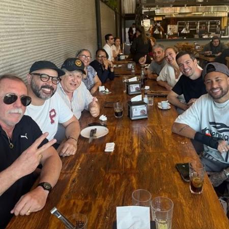 Neymar almoça com funcionários do Santos - Reprodução