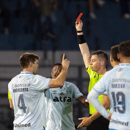 Arbitragem de Lucas Casagrande revoltou o Grêmio na derrota para o Bragantino