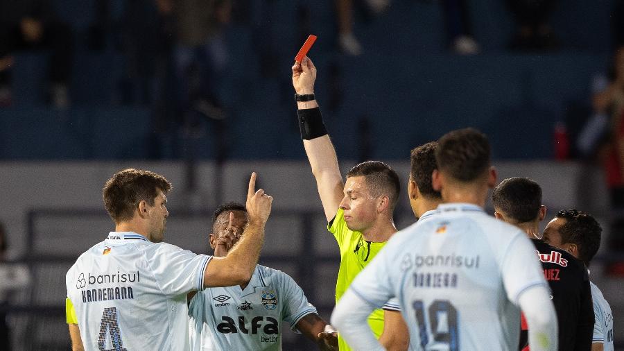 Kannemann é expulso pelo árbitro Lucas Casagrande em Bragantino x Grêmio pelo Brasileirão Kannemann é expulso pelo árbitro Lucas Casagrande em Bragantino x Grêmio pelo Brasileirão