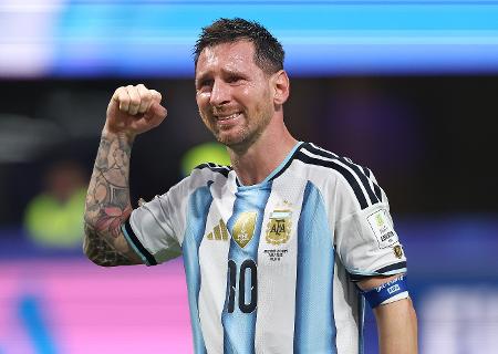 lionel-messi-se-emociona-apos-vitoria-da-argentina-contra-o-egito-na-copa-do-mundo-1783453165600_v2_450x1 Messi comanda virada épica da Argentina e deixa lição de garra que o Brasil não teve na Copa