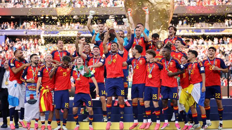 selecao-da-espanha-ergue-taca-da-copa-do-mundo-2026-1784501716262_v2_750x421 Espanha conquista bicampeonato da Copa em final épica contra Argentina; impacto para o Brasil