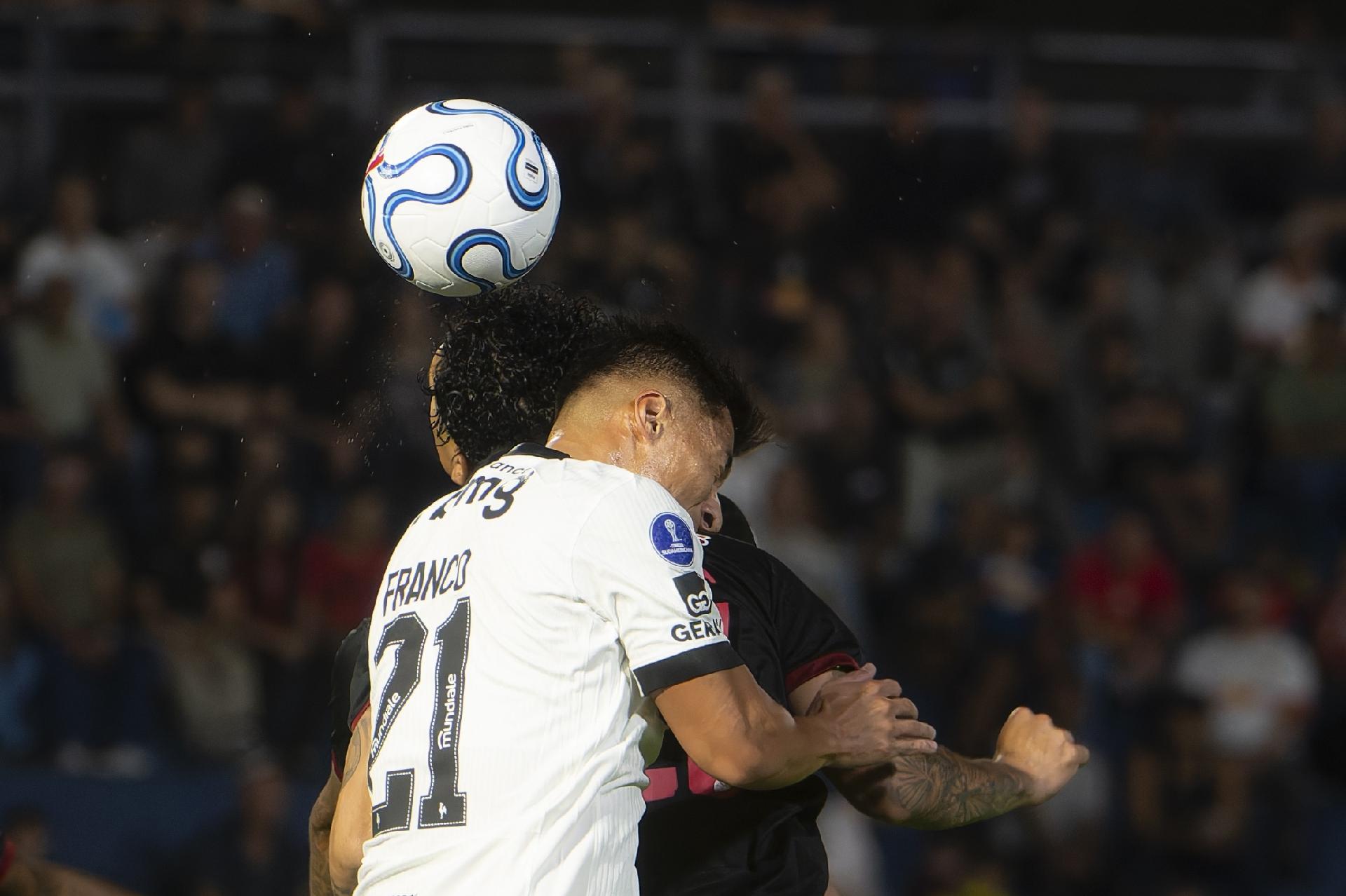 Lucas Barbosa e Alan Franco disputam a bola em RB Bragantino x Atlético-MG, pela Copa Sul-Americana - undefined