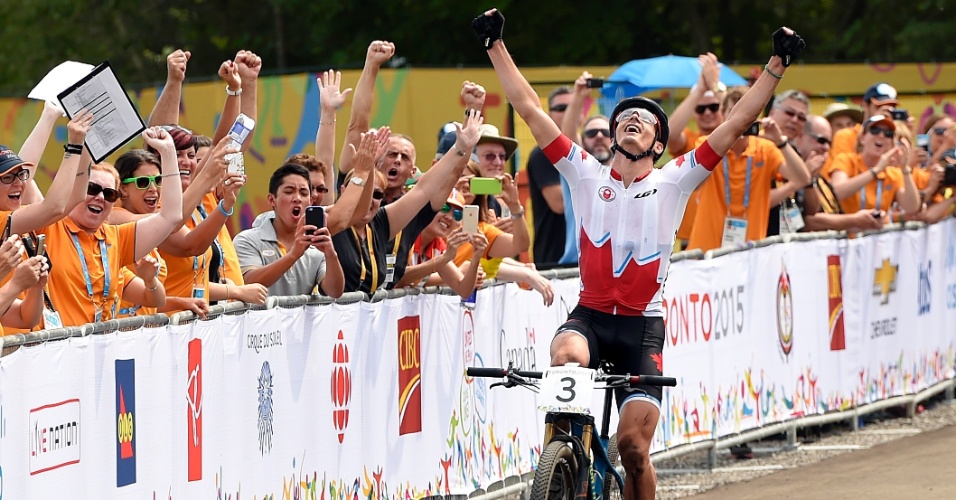 Canadense Raphael Gagne comemora a vitória no mountain bike
