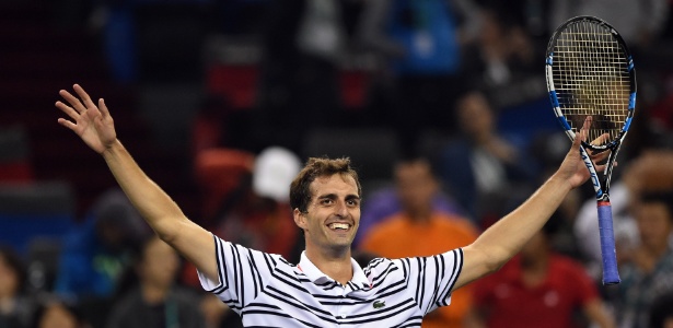 Albert Ramos comemora vitória inédita sobre Federer - JOHANNES EISELE /AFP