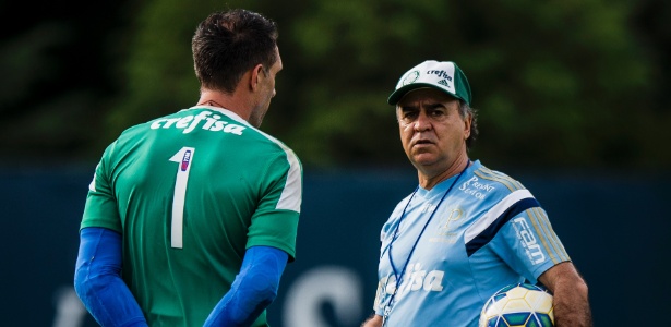 Marcelo Oliveira conversa com Fernando Prass durante treino do Palmeiras - Adriano Vizoni/Folhapress