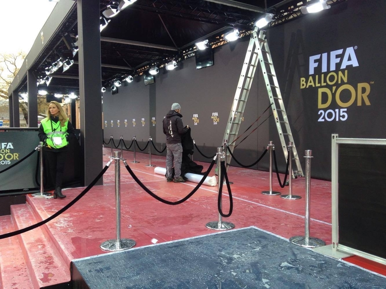 11.jan.2016 - Últimos ajustes são feitos para a cerimônia de entrega da Bola de Ouro, em Zurique - João Henrique Marques/UOL