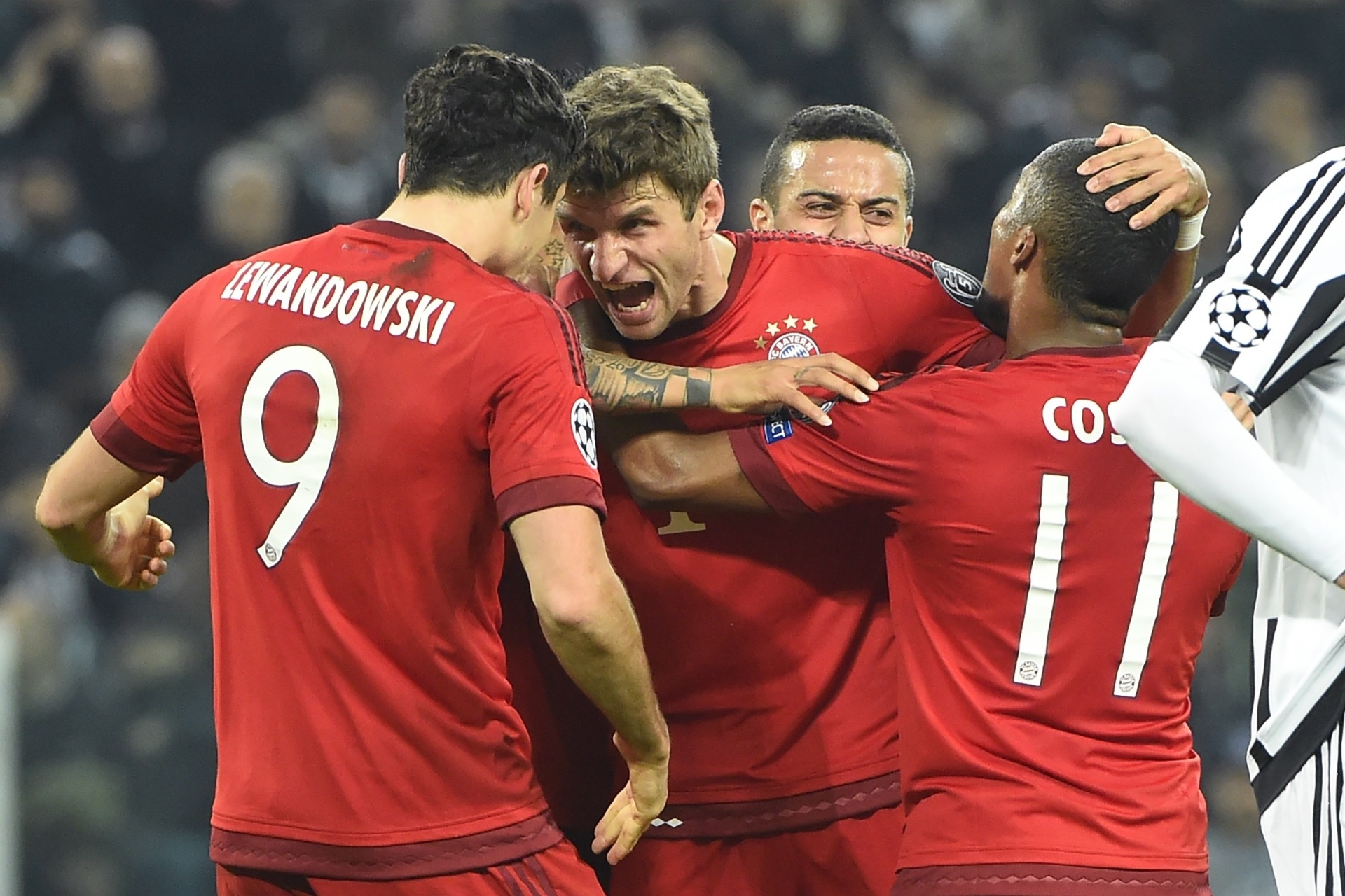 Jogadores do Bayern comemoram gol de Thomas Müller na partida contra a Juventus pela Liga dos Campeões - AFP Photo / Olivier Morin