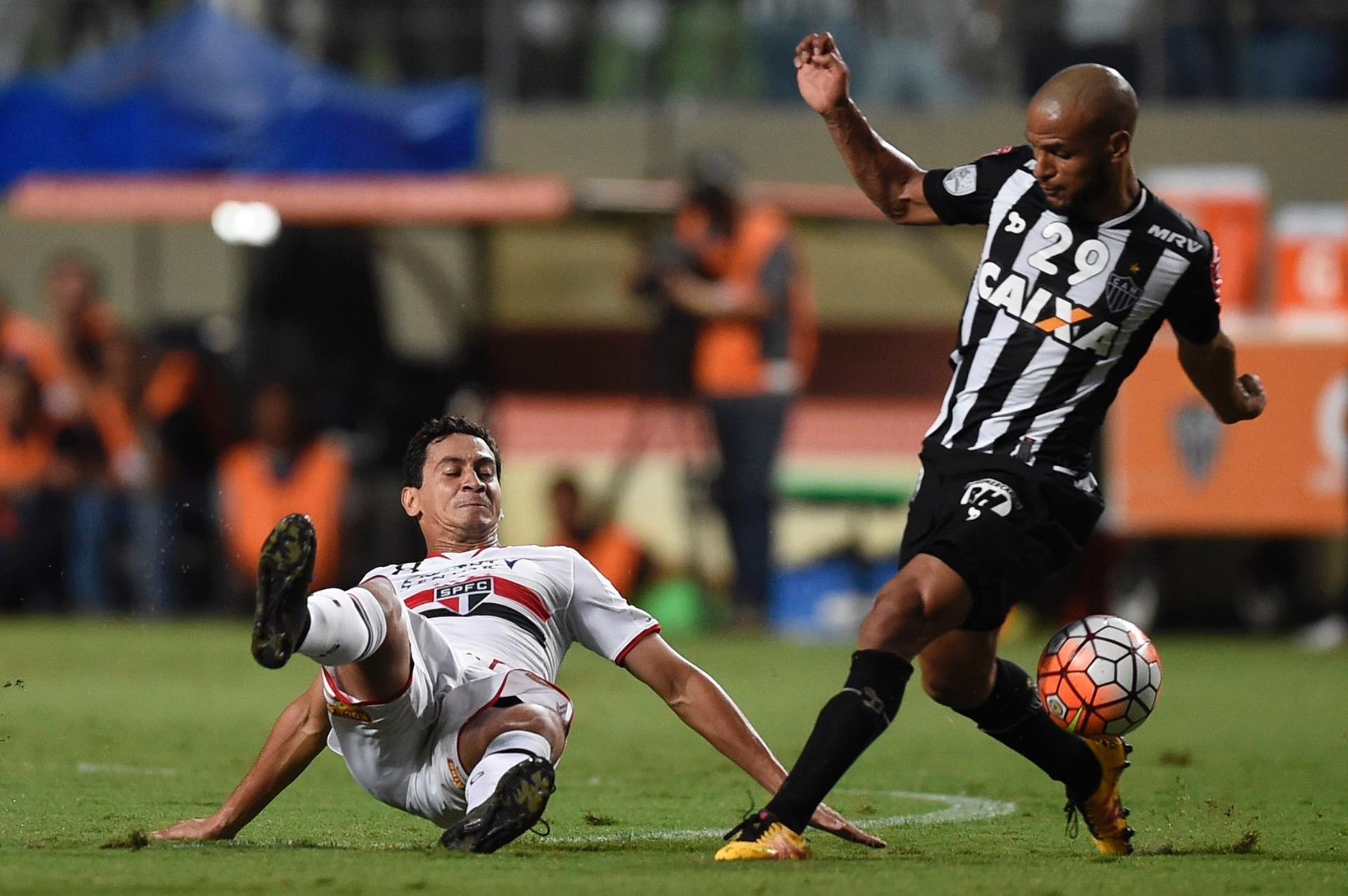 Ganso fica no chão após dividida com Cazares, na Libertadores - AFP PHOTO / Douglas MAGNO