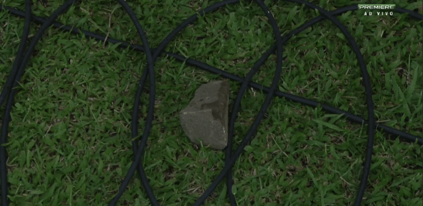 Pedra é arremessada por torcedores do Inter no gramado em Veranópolis - Reprodução