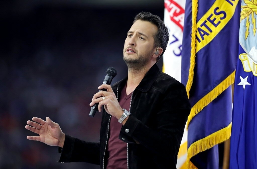 Luke Bryan canta hino nacional dos EUA na abertura do Super Bowl 51 - Matthew Emmons-USA TODAY