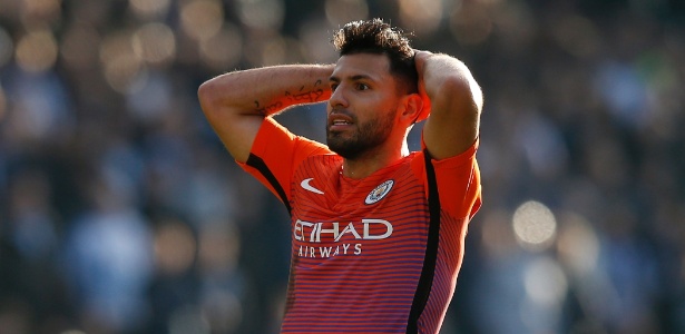 Agüero não teve vida fácil neste sábado pela Copa da Inglaterra - Reuters / Andrew Yates