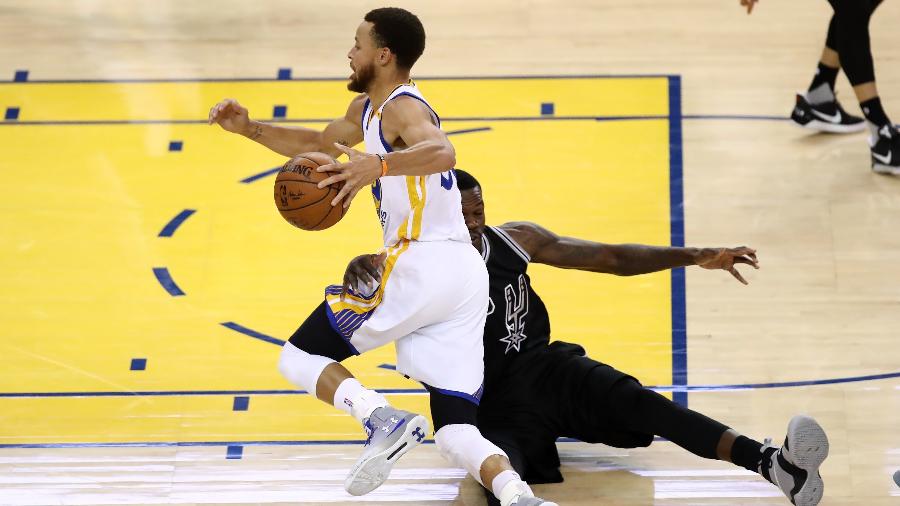 Curry no jogo Warriors x Spurs - Ezra Shaw/AFP