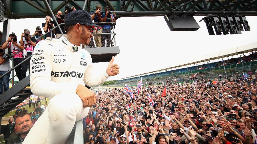 Lewis Hamilton sobe em grade para comemorar vitória no GP de Silverstone com torcida inglesa - Clive Mason/Getty Images