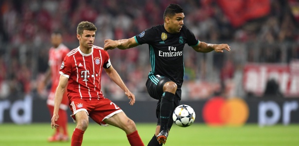 Casemiro domina a bola em Bayern de Munique x Real Madrid, pela Liga dos Campeões - CHRISTOF STACHE/AFP PHOTO