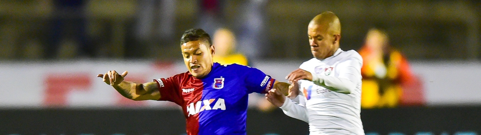Carlos Eduardo é marcado por Marcos Júnior no jogo entre Paraná e Fluminense