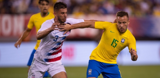 Arthur recebeu chance de Tite no primeiro jogo após a queda na Copa do Mundo - Pedro Martins / MoWA Press