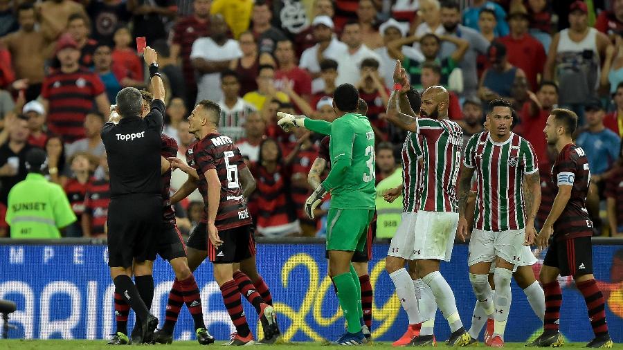 Bruno Henrique é expulso pelo Flamengo contra o Fluminense pela semifinal da Taça Rio - Thiago Ribeiro/AGIF