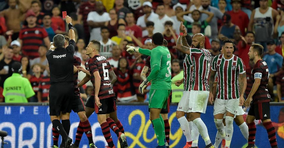Bruno Henrique é expulso pelo Flamengo contra o Fluminense pela semifinal da Taça Rio