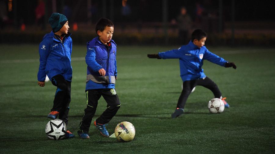 Crianças chinesas treinam futebol - Greg Baker / AFP