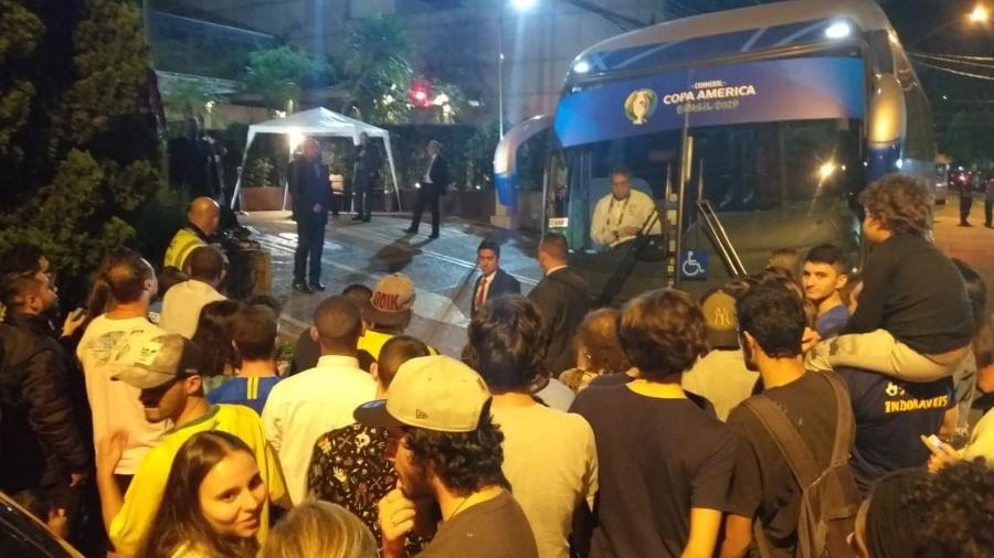 Torcedores na porta do hotel da seleção brasileira - Diego Salgado/UOL Esporte