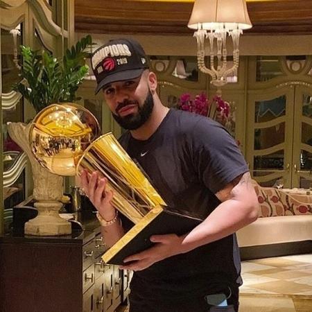Drake posa com troféu da NBA do Toronto Raptors - Reprodução/Instagram