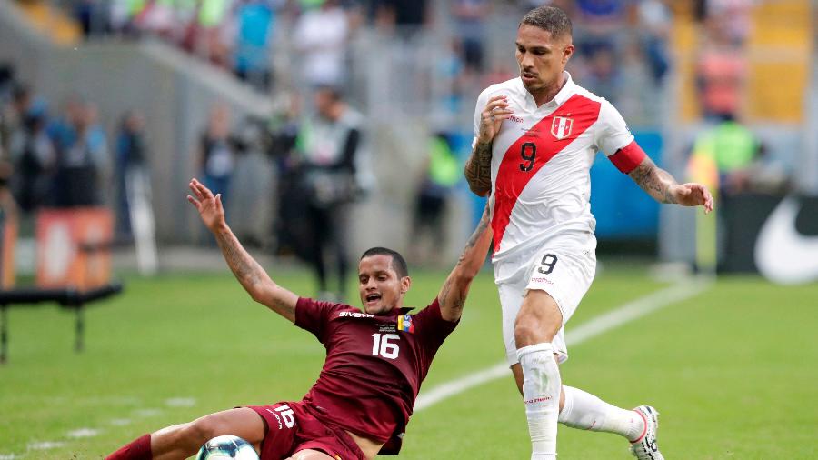 Guerrero teve a grande chance do jogo, mas parou em Fariñez - REUTERS/Henry Romero 
