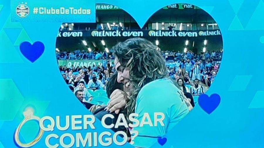 Nicolli e Juliana protagonizaram inédito pedido de casamento na Arena do Grêmio durante o Gre-Nal 422 - Divulgação/Arena do Grêmio