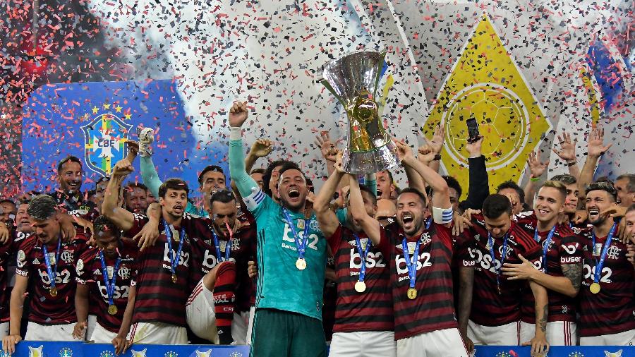 Jogadores do Flamengo comemoram com a taça de campeão brasileiro: receitas puxadas pelo êxito em campo - Thiago Ribeiro/AGIF