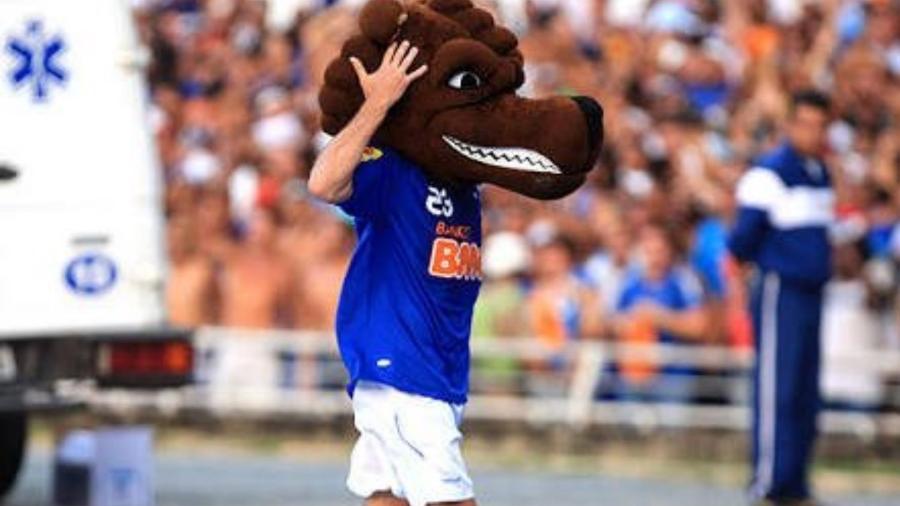 Roger Flores comemorou seu primeiro gol pelo Cruzeiro com a cabeça do Raposão - Reprodução/Instagram