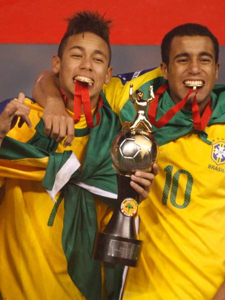 Neymar e Lucas Moura comemoram o título do Sul-Americano sub-20 em 2011, no Peru - Raul Sifuentes / LatinContent / Getty Images