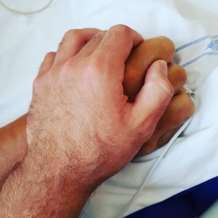 Niccolò Zanardi, filho do ex-piloto italiano Alessandro Zanardi, publica foto segurando mão do pai na UTI - Reprodução/Instagram